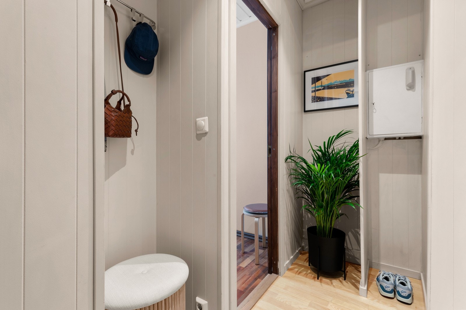 Entreen har nisjer i vegg med plass til tøy i daglig bruk og annen oppbevaring Galleribilde