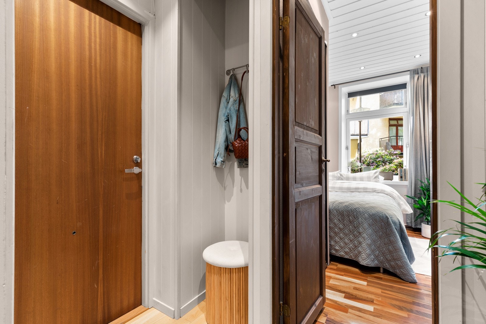 Hyggelig entré og gang med plass til nødvendig garderobe Galleribilde