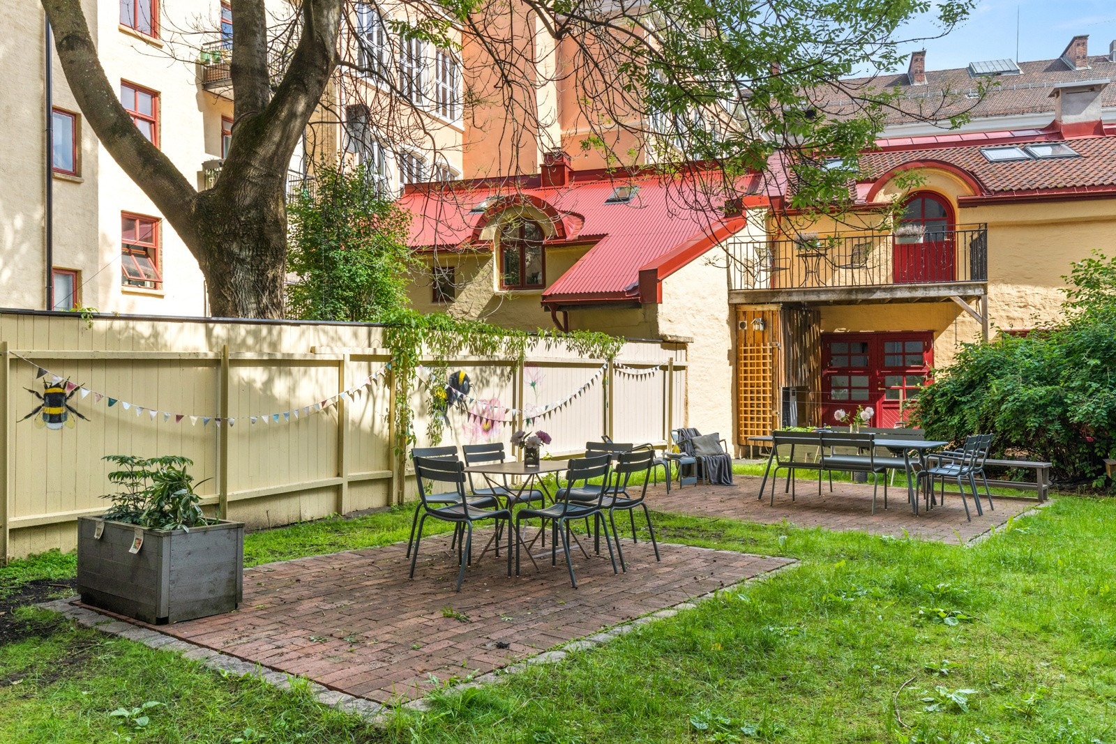 Bakgården er opparbeidet med sittegrupper og har flere griller til fri benyttelse for beboerne Galleribilde