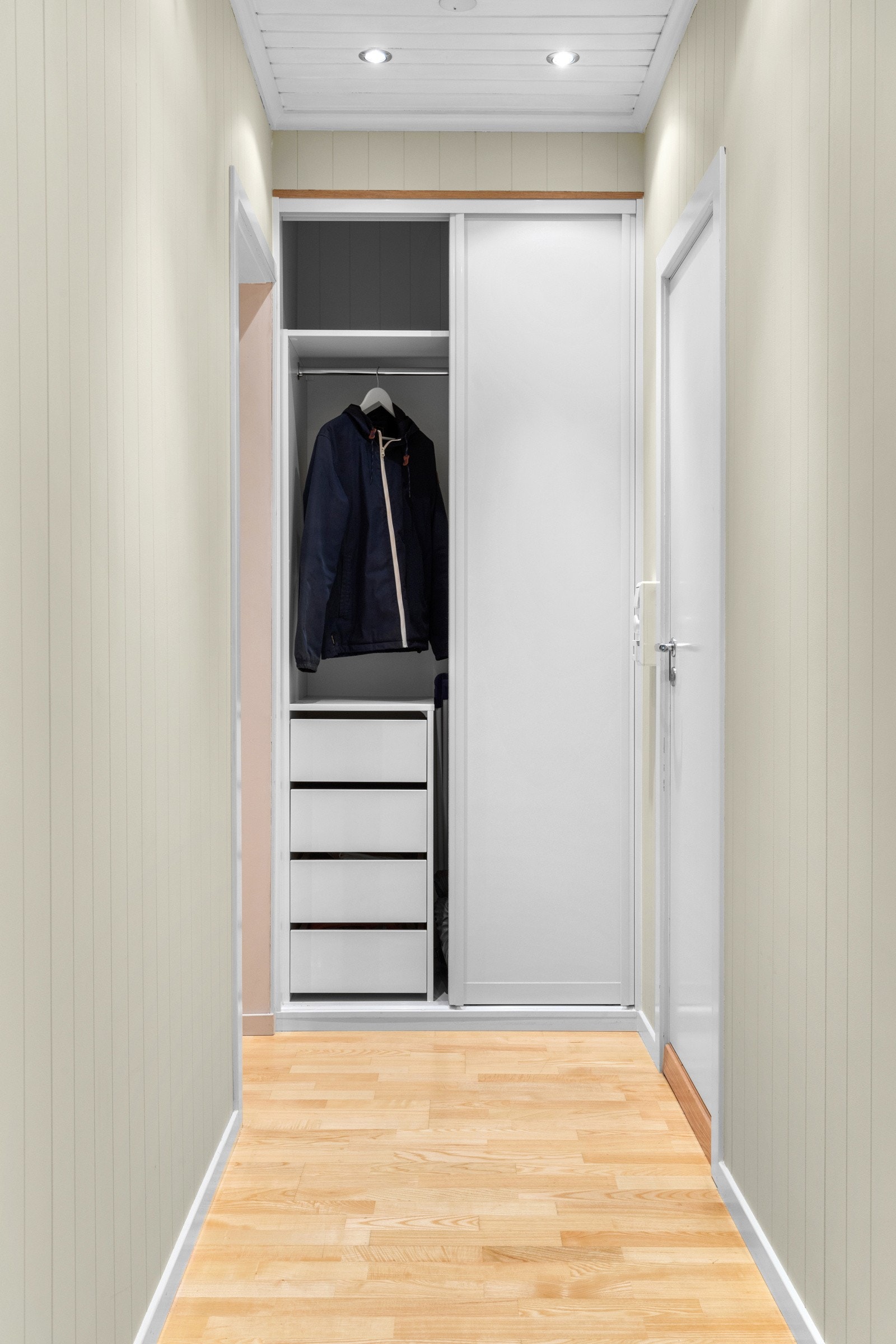 I gangen har du også ny skyvedørsgarderobe fra 2023. Det medfølger en loftsbod og en kjellerbod. Galleribilde