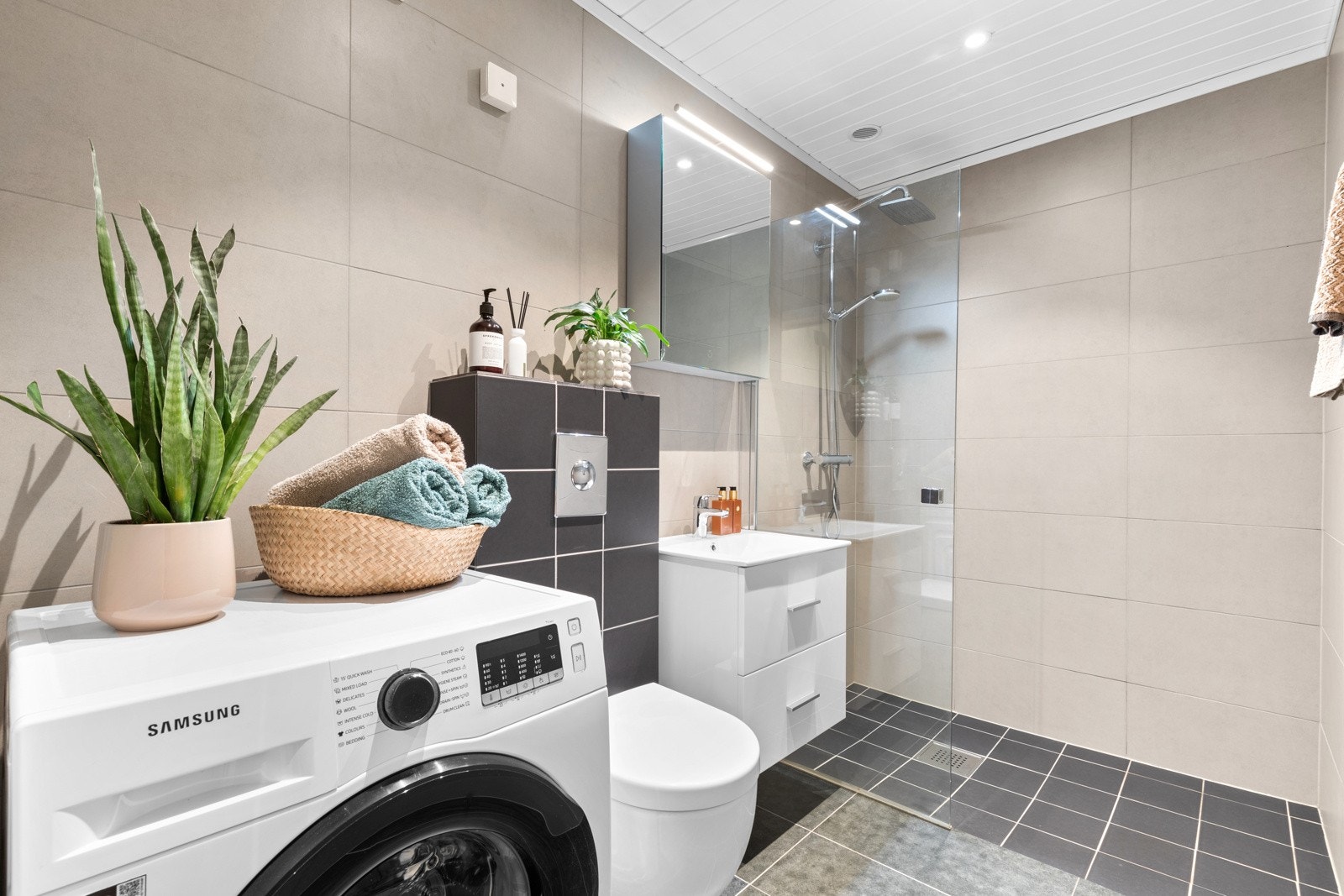 Badet er av meget god størrelse og innredet i behagelige toner, som gir en god start på dagen. Badet er modernisert i forrige eiers regi. Galleribilde