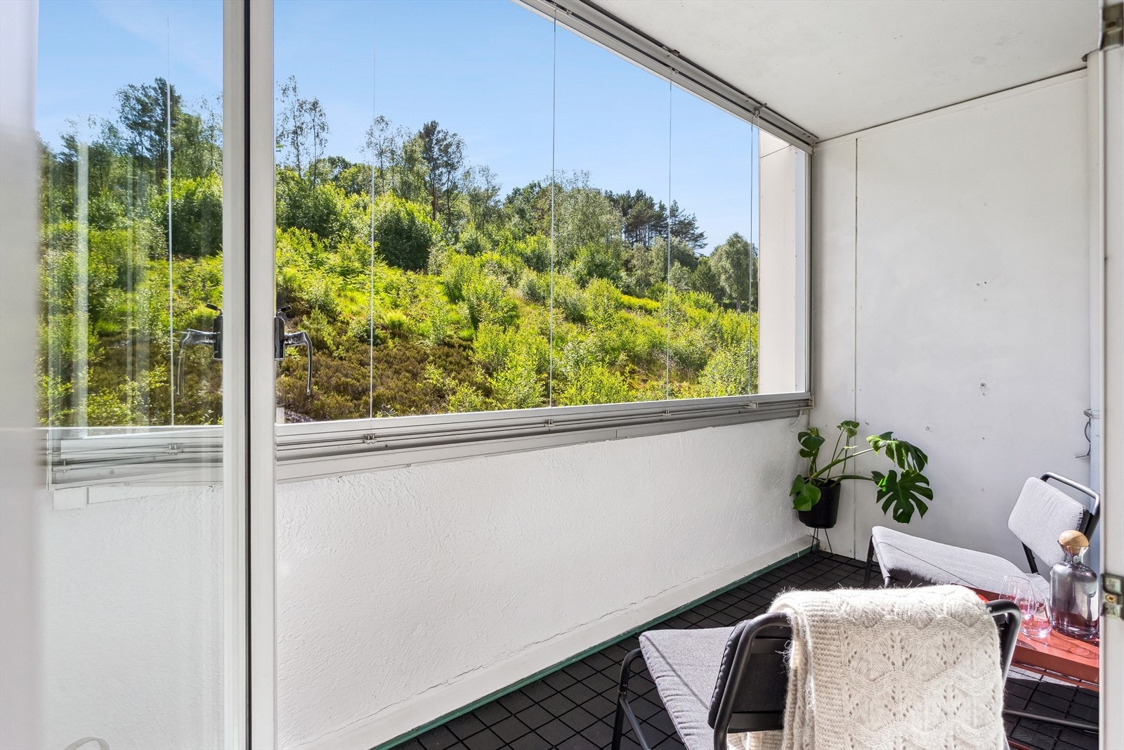 Fra stuen er det adkomst til en innglasset og overbygget balkong på ca 5,4 kvm, en perfekt forlengelse av stuen! Galleribilde