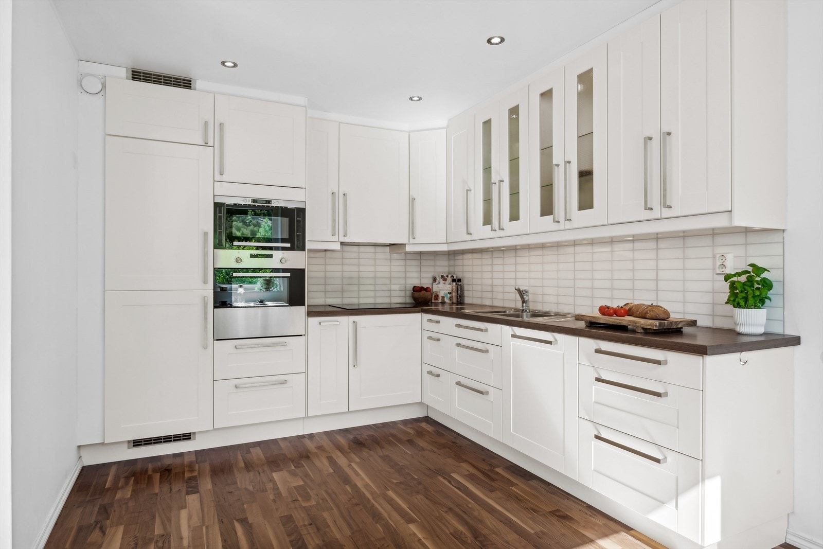 Lyst, stilrent og romslig kjøkken med innredning som ble modernisert i 2010. Galleribilde