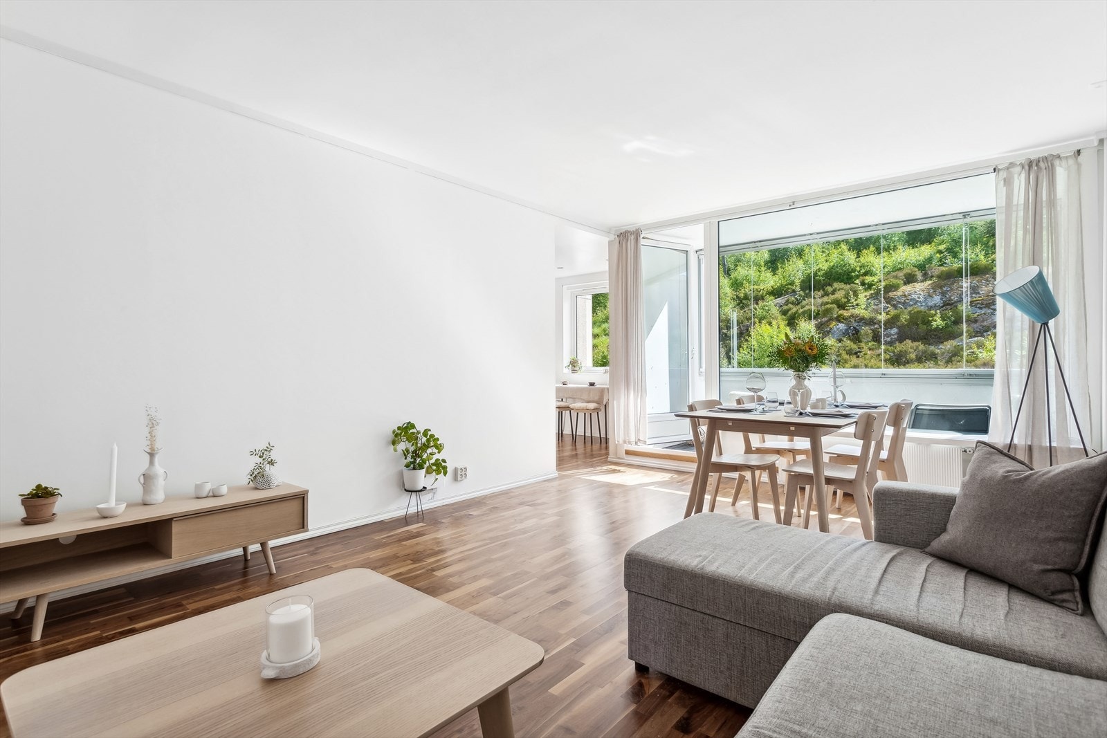 Dette er en romslig og pen 2-roms andelsleilighet med utmerket beliggenhet! Leiligheten ligger i andre etasje i lavblokk og har en praktisk planløsning. Galleribilde