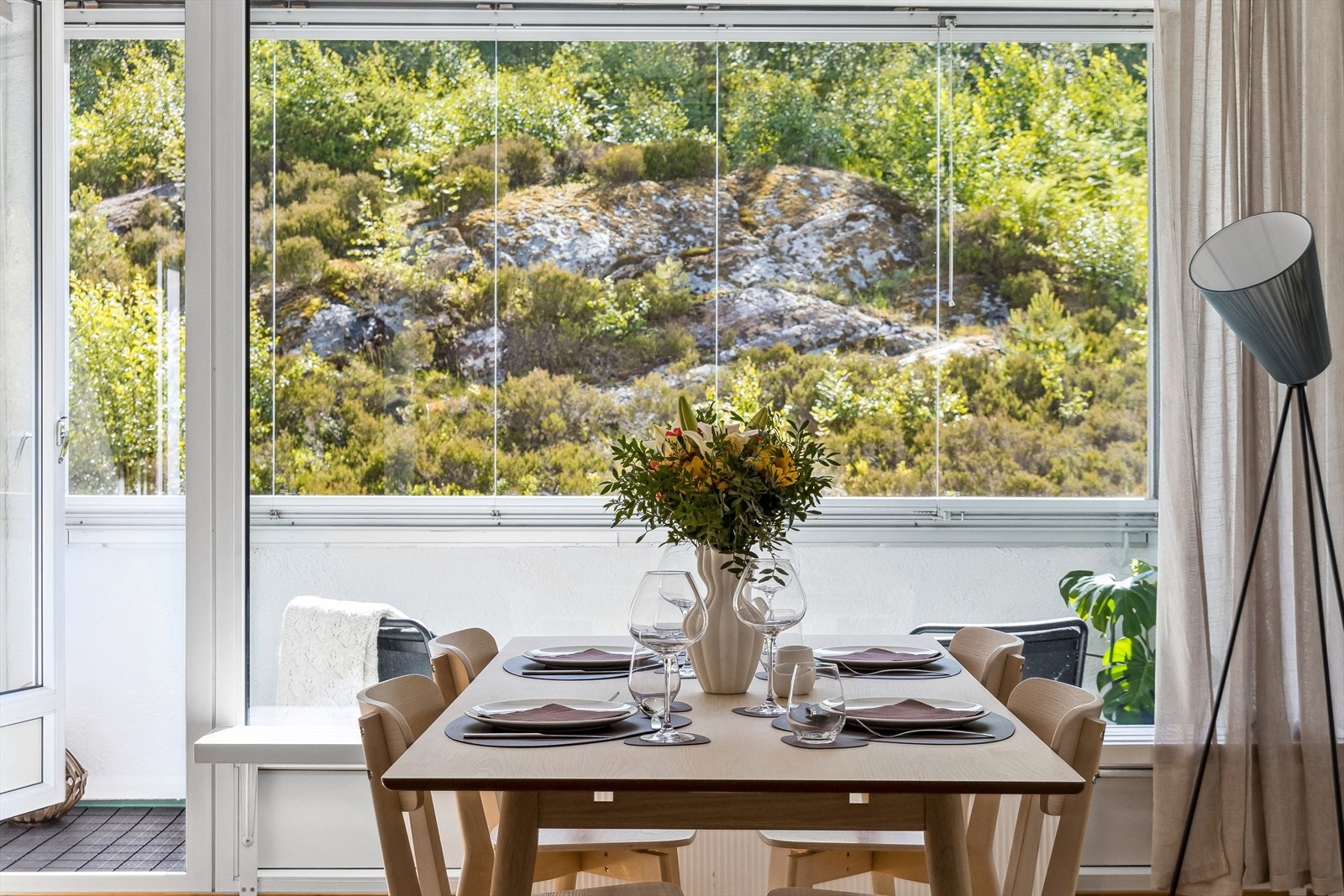 Spisestuen er et ypperlig samlingspunkt for sosiale sammenkomster, med en fredfull utsikt over skog og mark! Galleribilde