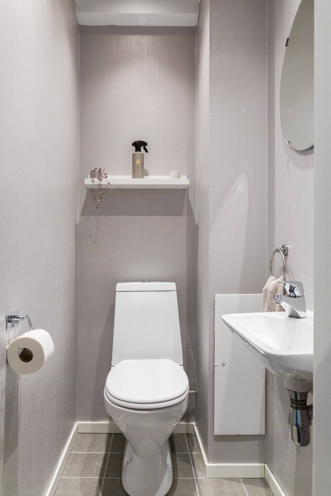 Toalettrommet malt i lyse duse farger, og er innredet med toalett og vegghengt vask. Galleribilde