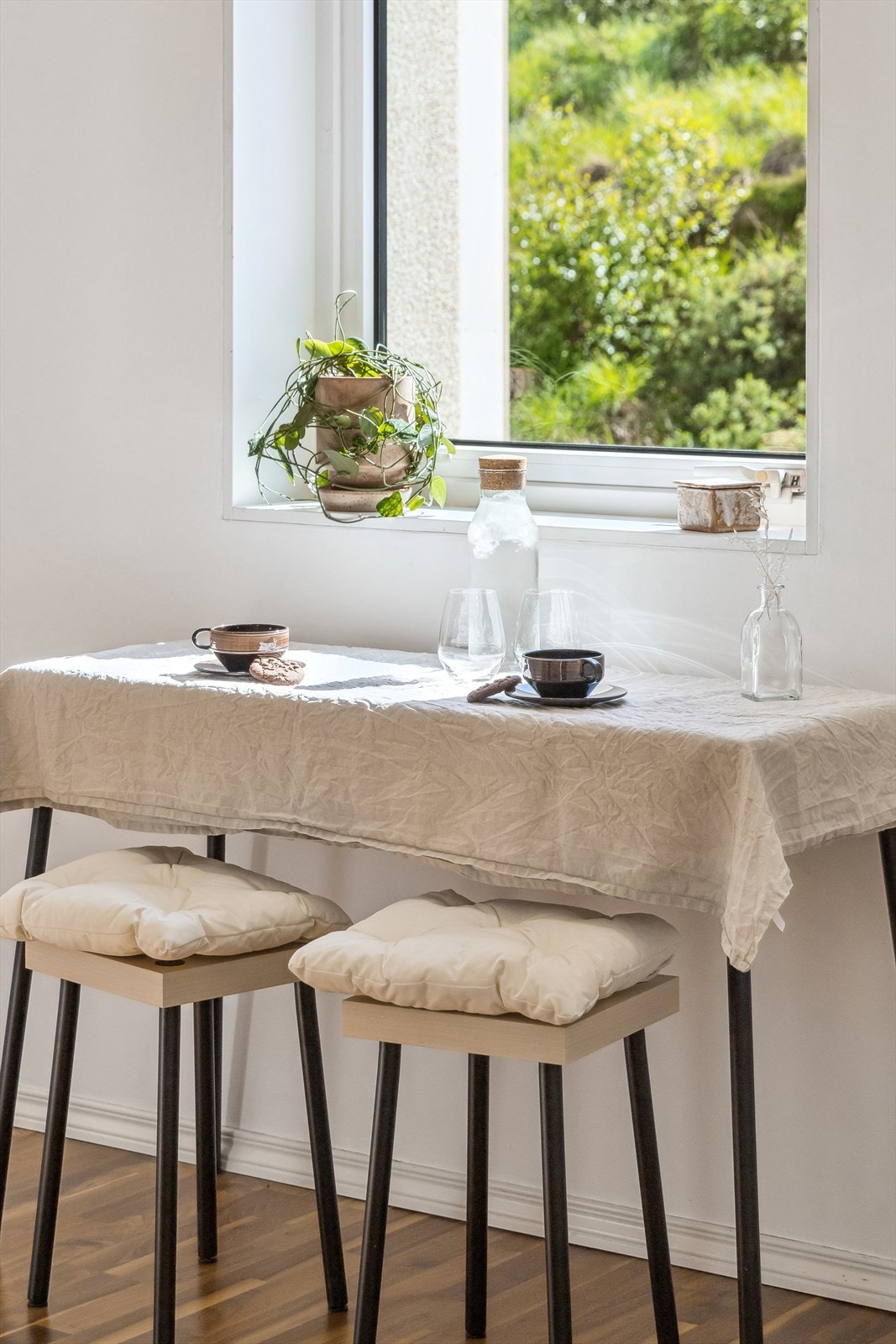 Det er også plass til et spisebord med stoler, en koselig plass å nyte både frokost og morgenkaffen. Galleribilde