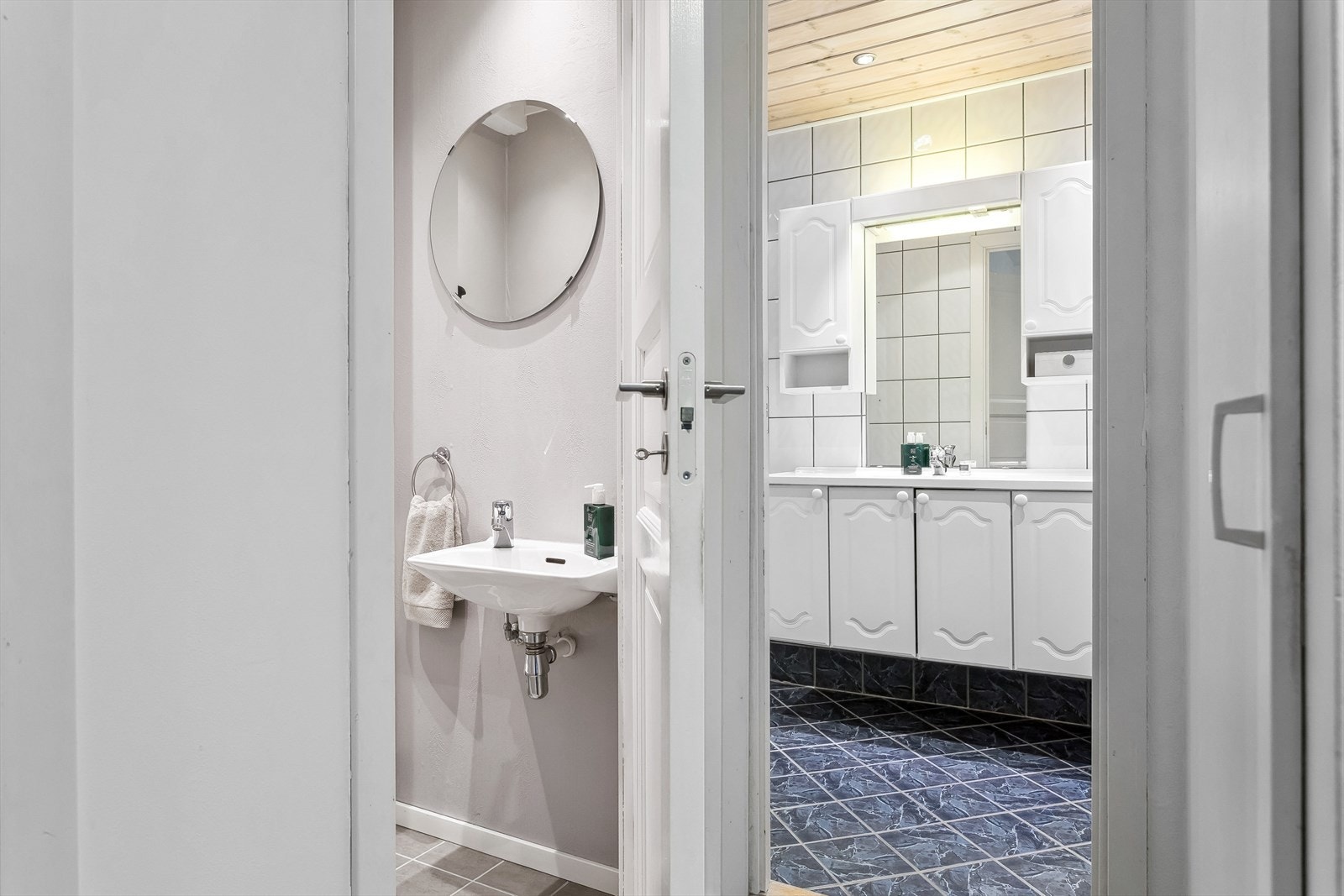 Fra entreen er det adkomst til både bad/vaskerom og toalettrom. Galleribilde