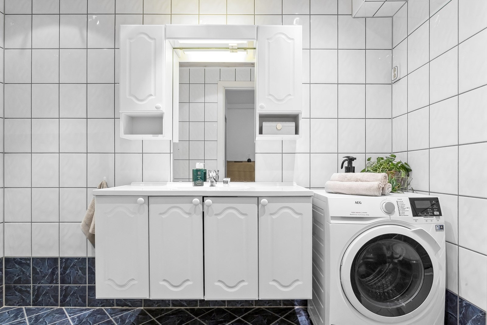 Leilighetens bad er fra 2002, og er helfliset med varmekabler i gulv. Galleribilde