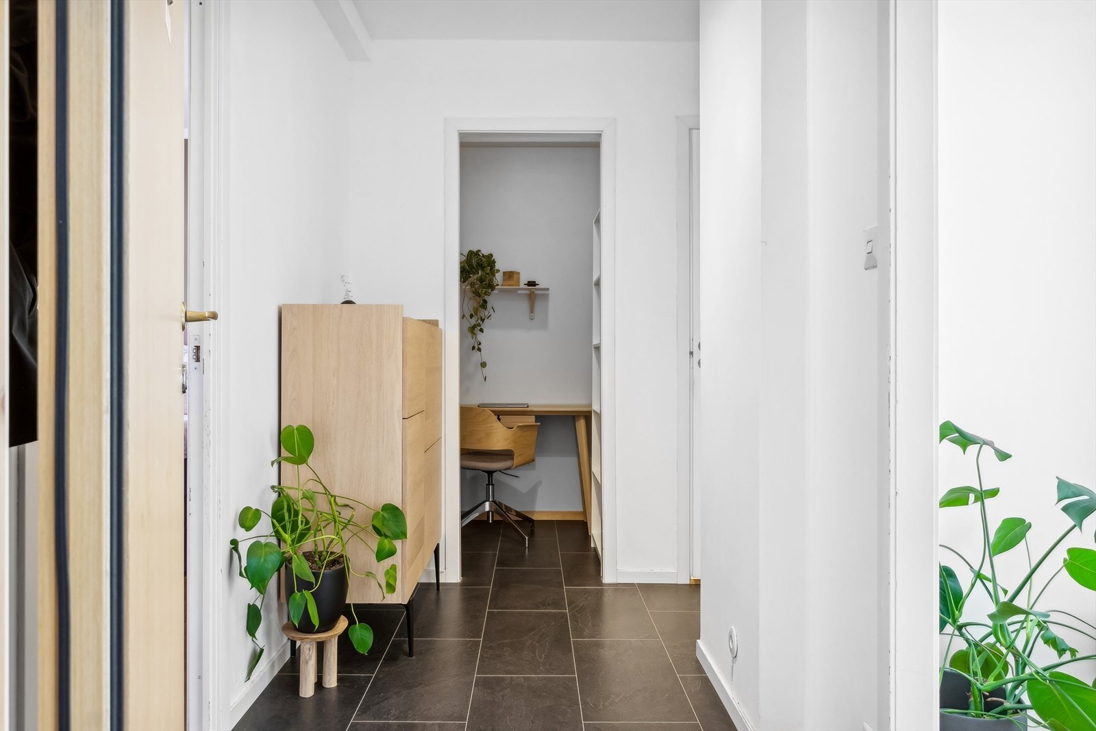 Leilighetens entré med adkomst til leilighetens bod, som i dag blir benyttet som kontor. Galleribilde