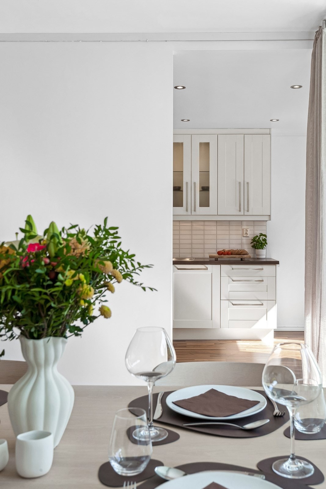 Leiligheten har en delvis åpen stue/kjøkkenløsning. Galleribilde