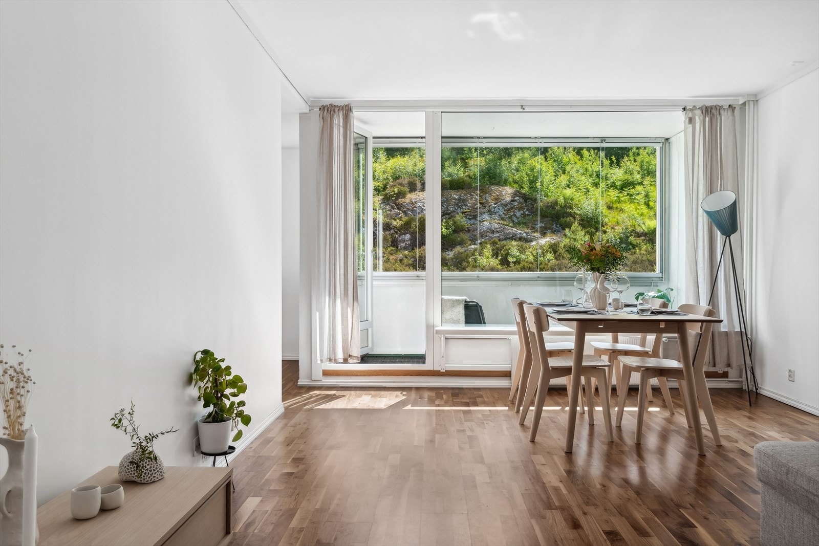 Stuen er av god størrelse, og har parkett på gulvet. Her er det god plass til en romslig sofakrok med TV, samt et spisebord ved vinduet. Galleribilde