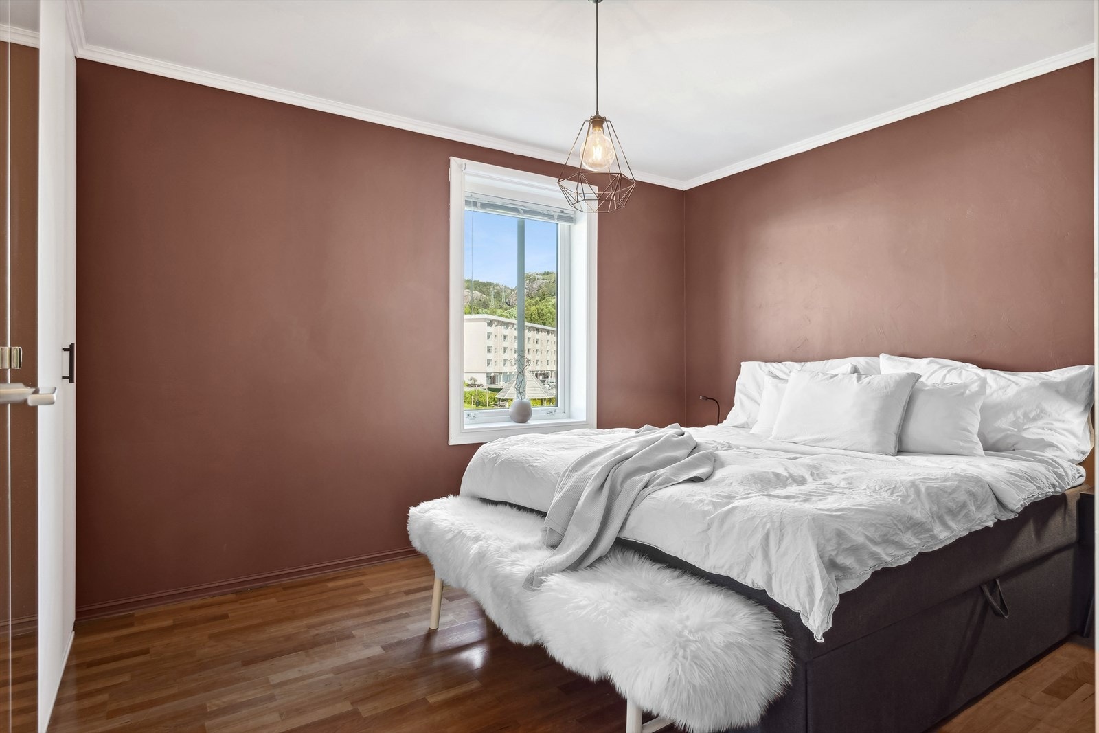 Leilighetens soverom er av god størrelse, og har plass til både dobbeltseng og nattbord. Galleribilde