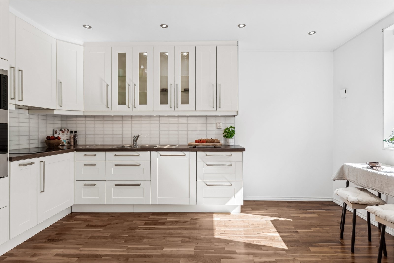 Kjøkkenet er utstyrt med integrerte hvitevarer fra ikea som stekeovn, induksjonstopp, oppvaskmaskin, mikrobølgeovn og kjøleskap/frys. Galleribilde