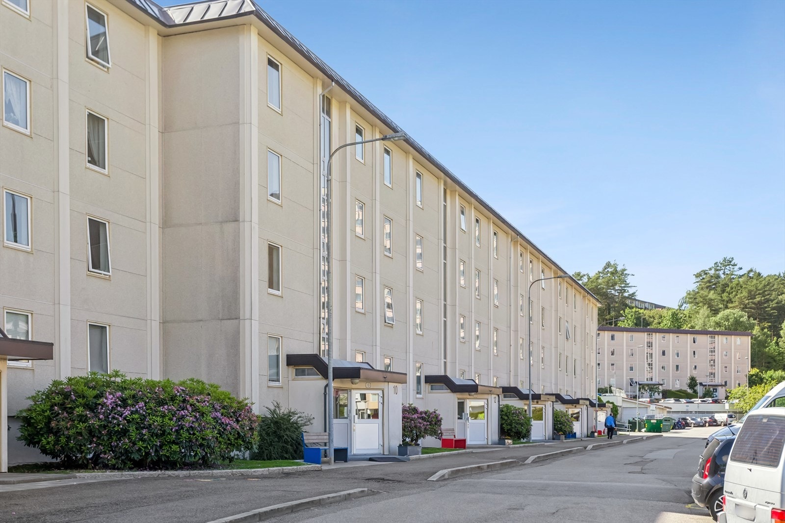 Leiligheten ligger med en fin og attraktiv beliggenhet, her har du kort vei til et mangfold av lekeplass, turområder, barnehage, skole og matbutikk. Galleribilde