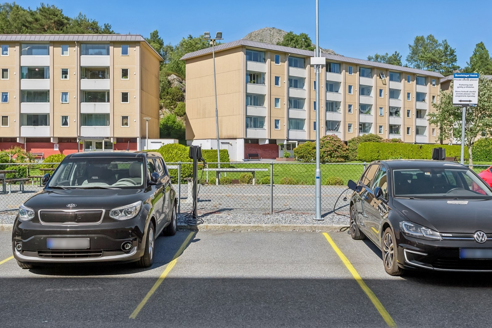 Det er parkeringsplasser både med og uten lademulighet i borettslaget, men man er nødt til å sette seg på venteliste for dette. Det er kun lov å leie èn plass per leilighet. Det er også gjesteparkering tilhørende borettslaget Galleribilde