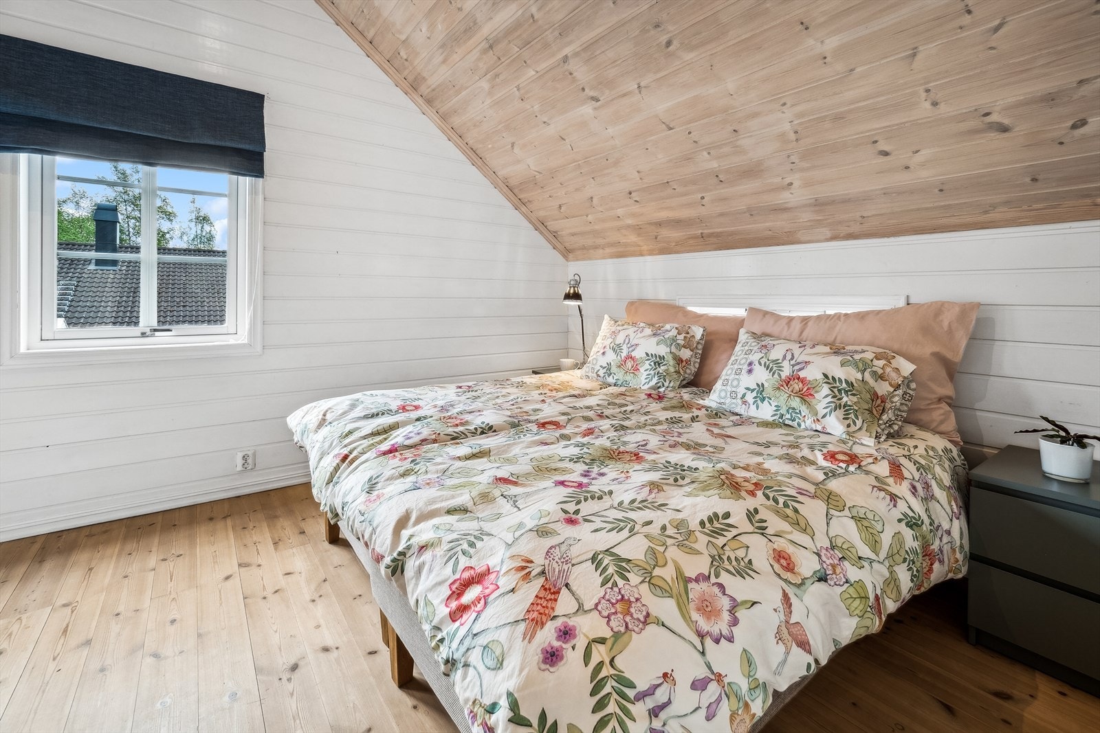 Videre byr boligen på fire soverom, hvor et ligger i første etasje og tre ligger i boligens andre etasje. Dette er soverom 1 som ligger i andre etasje. Galleribilde