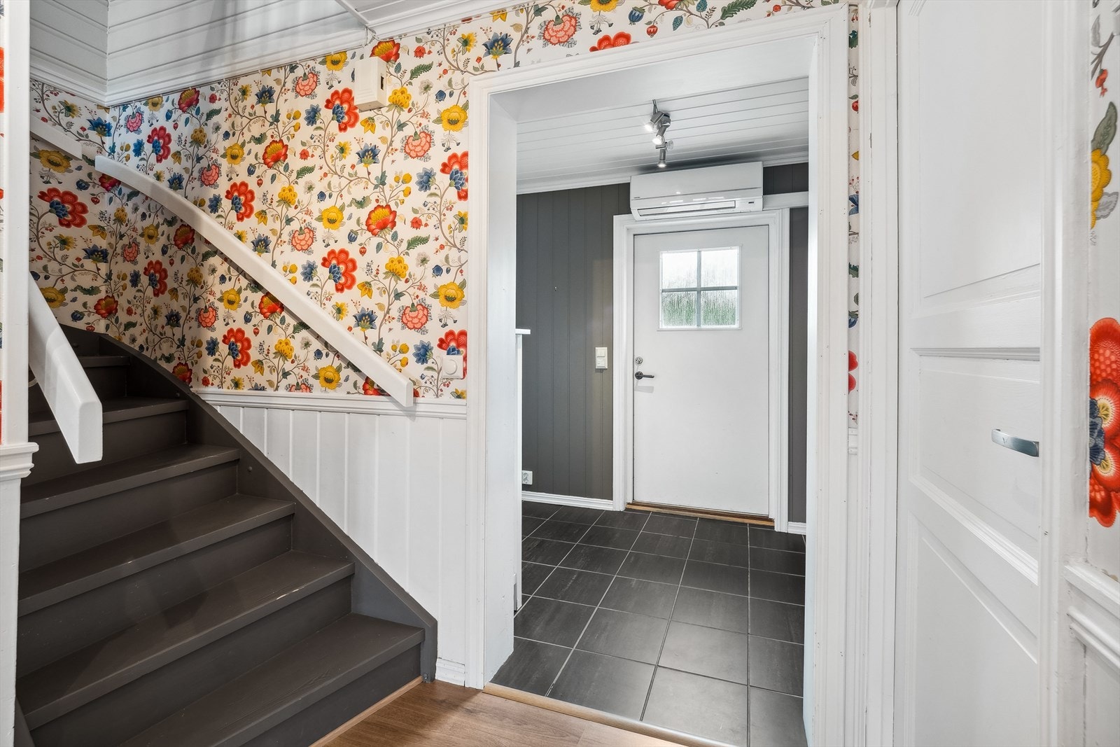 Det er adkomst til boligen fra bakkeplan, og inn i første etasje. Galleribilde