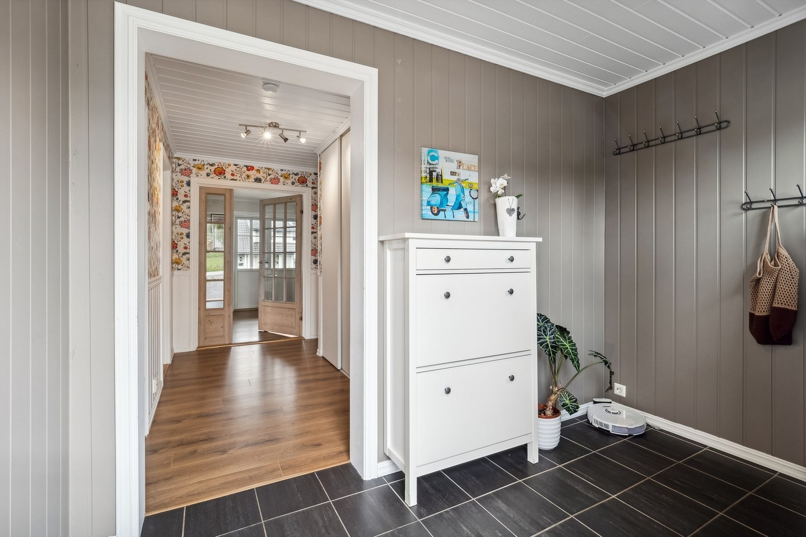 Fin entré med mulighet for god oppbevaringsløsninger. Galleribilde