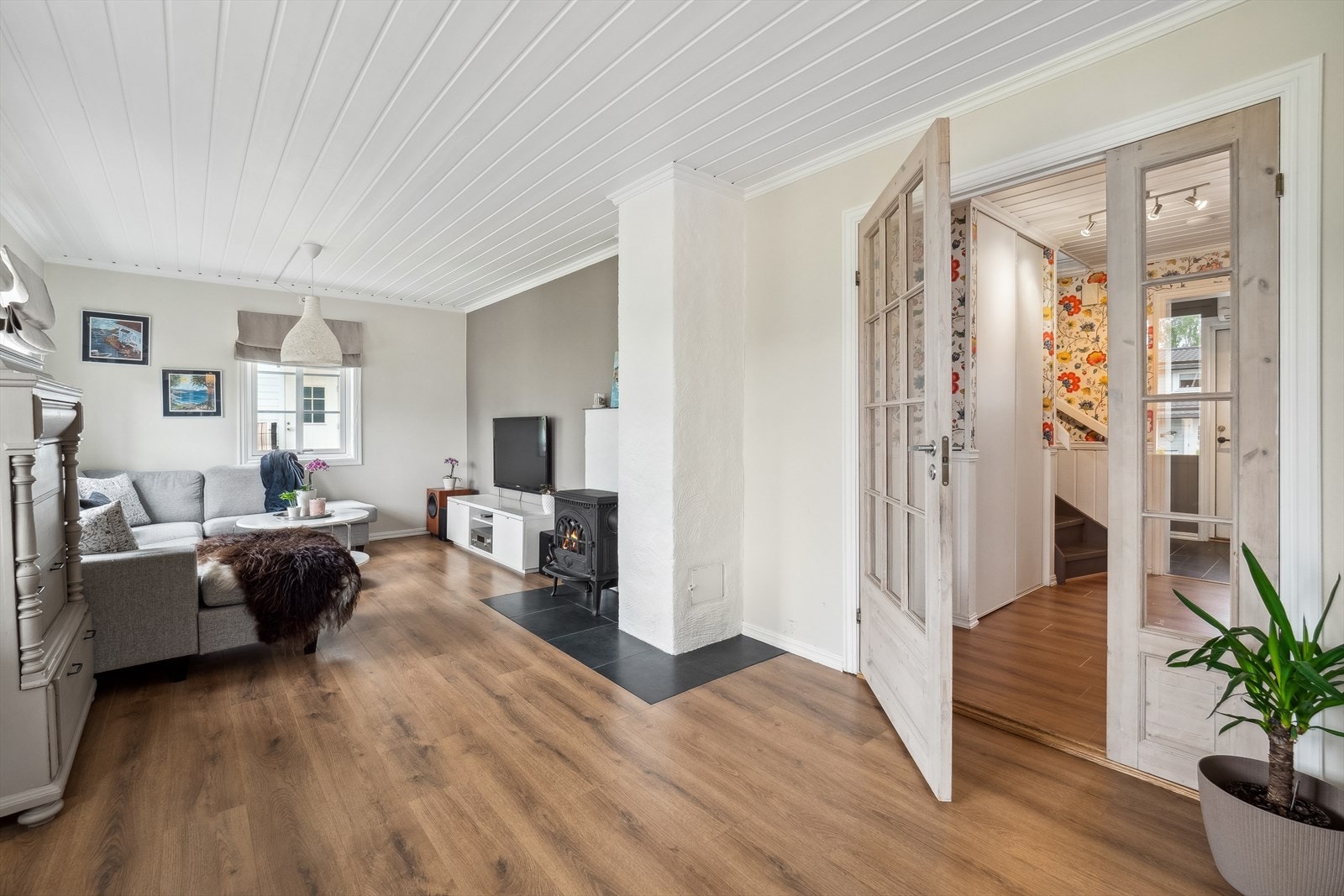 Hyggelig stue med god plass til sofa og tilhørende møblement. Galleribilde