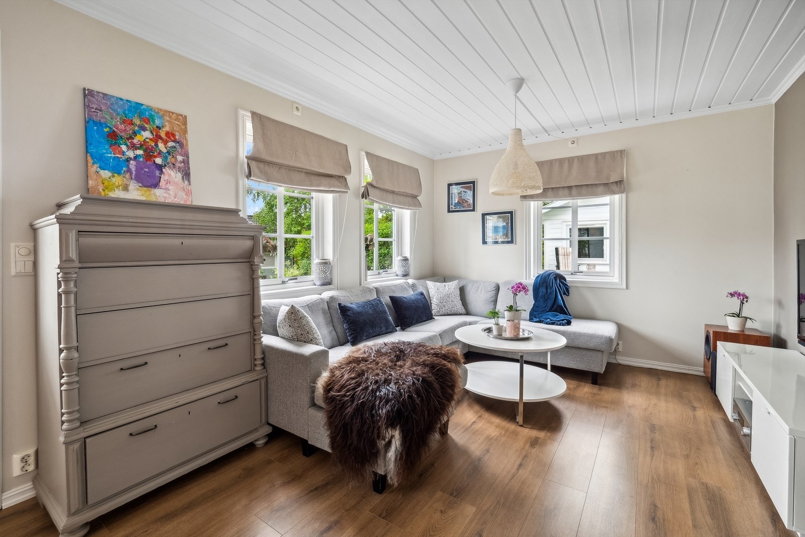 Det er montert vedovn, som gir godt med varme på kalde dager. Galleribilde