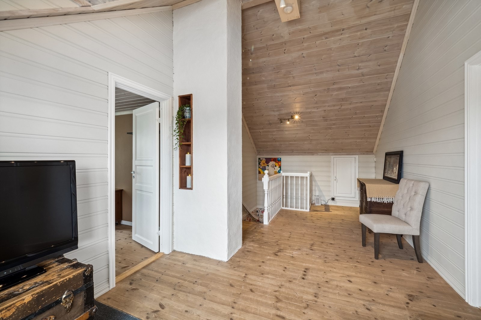 Velkommen til boligens andre etasje. Her finner du loftstue, tre soverom og bad. Galleribilde