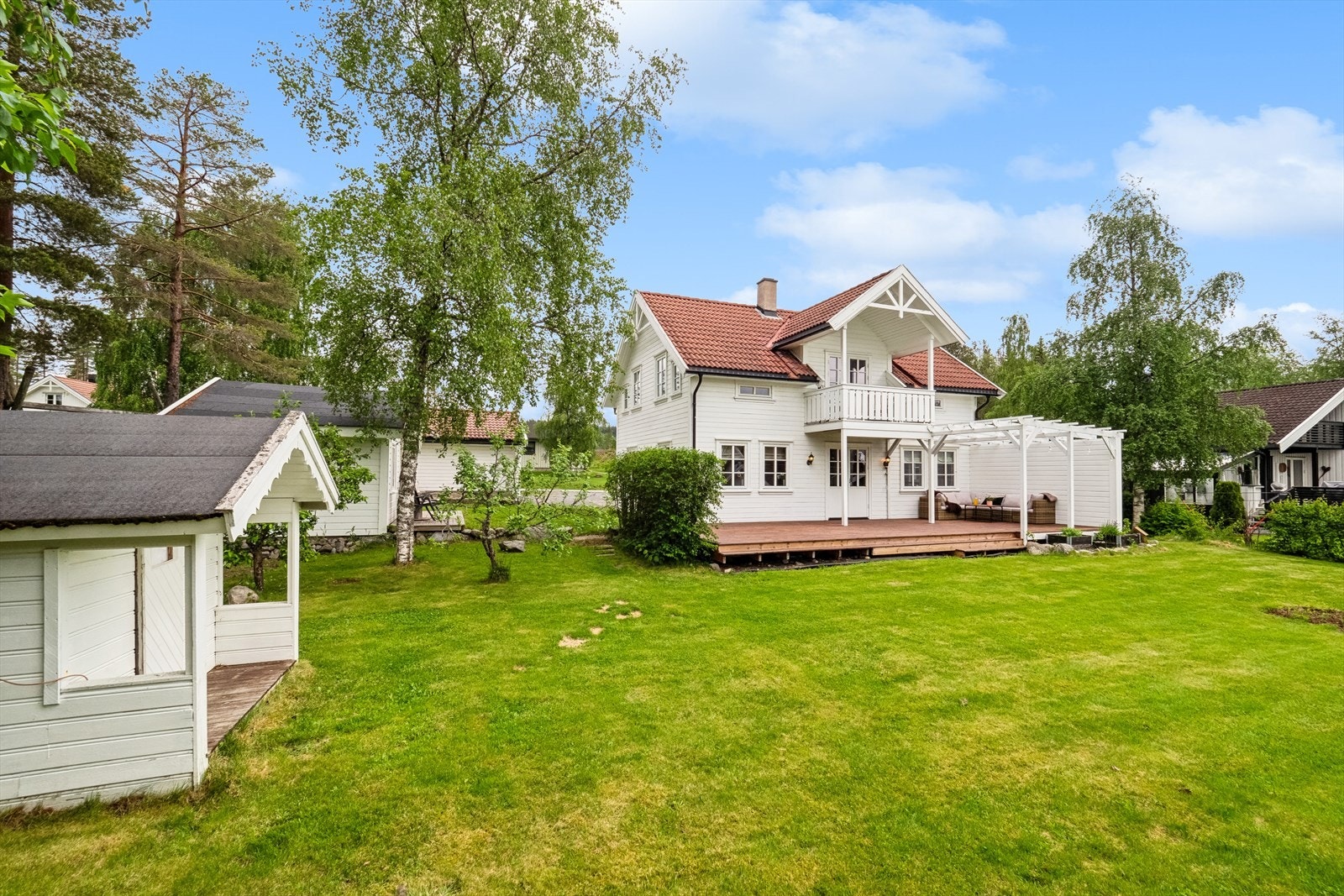 Fra stuen er det utgang til solrik uteplass, hvor fine dager enkelt kan nytes. Galleribilde