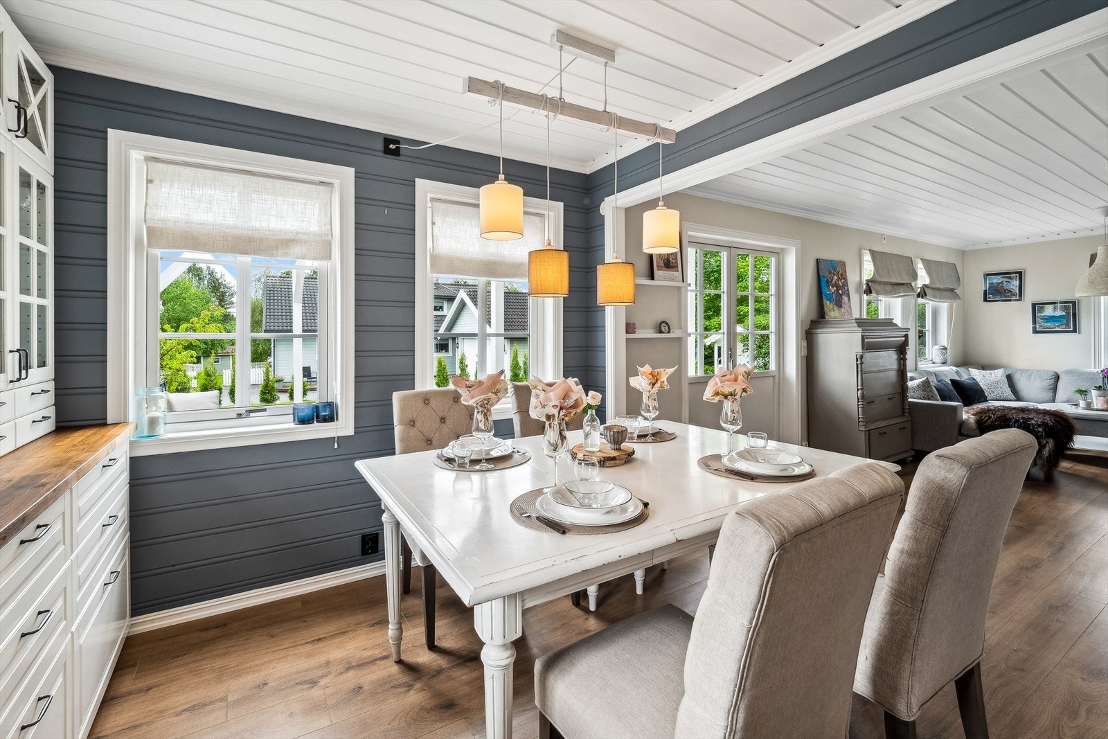 Kjøkkenet ligger i åpen løsning til stuen, som gjør rommet mer sosialt Galleribilde