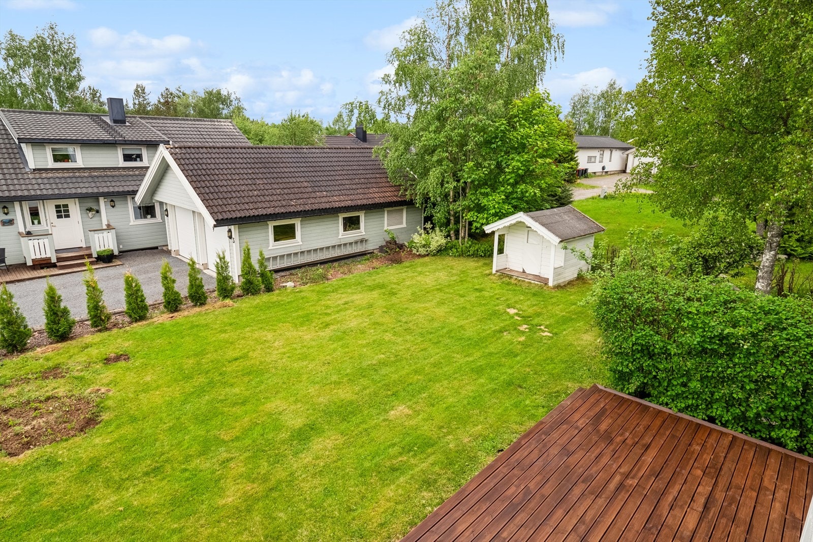 Tomten har stor gressplen som innbyr til lek og aktivitet for store og små! Galleribilde