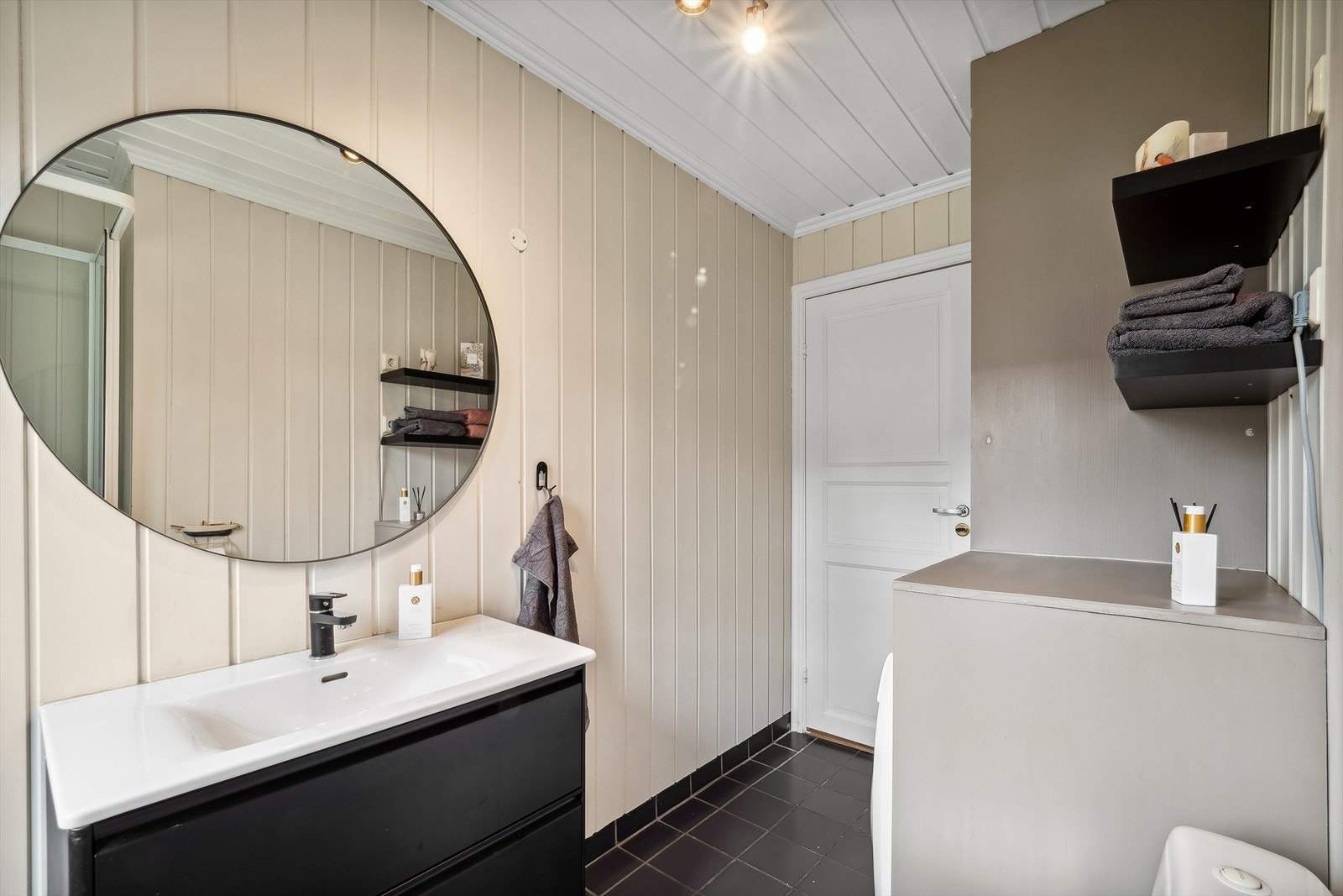 Boligen har et bad og et kombinert vaskerom/bad. Galleribilde