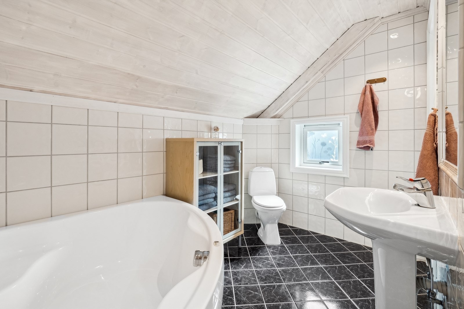 Bad 2. etasje: Det er mekanisk avtrekk og elektriske varmekabler i gulv. Galleribilde