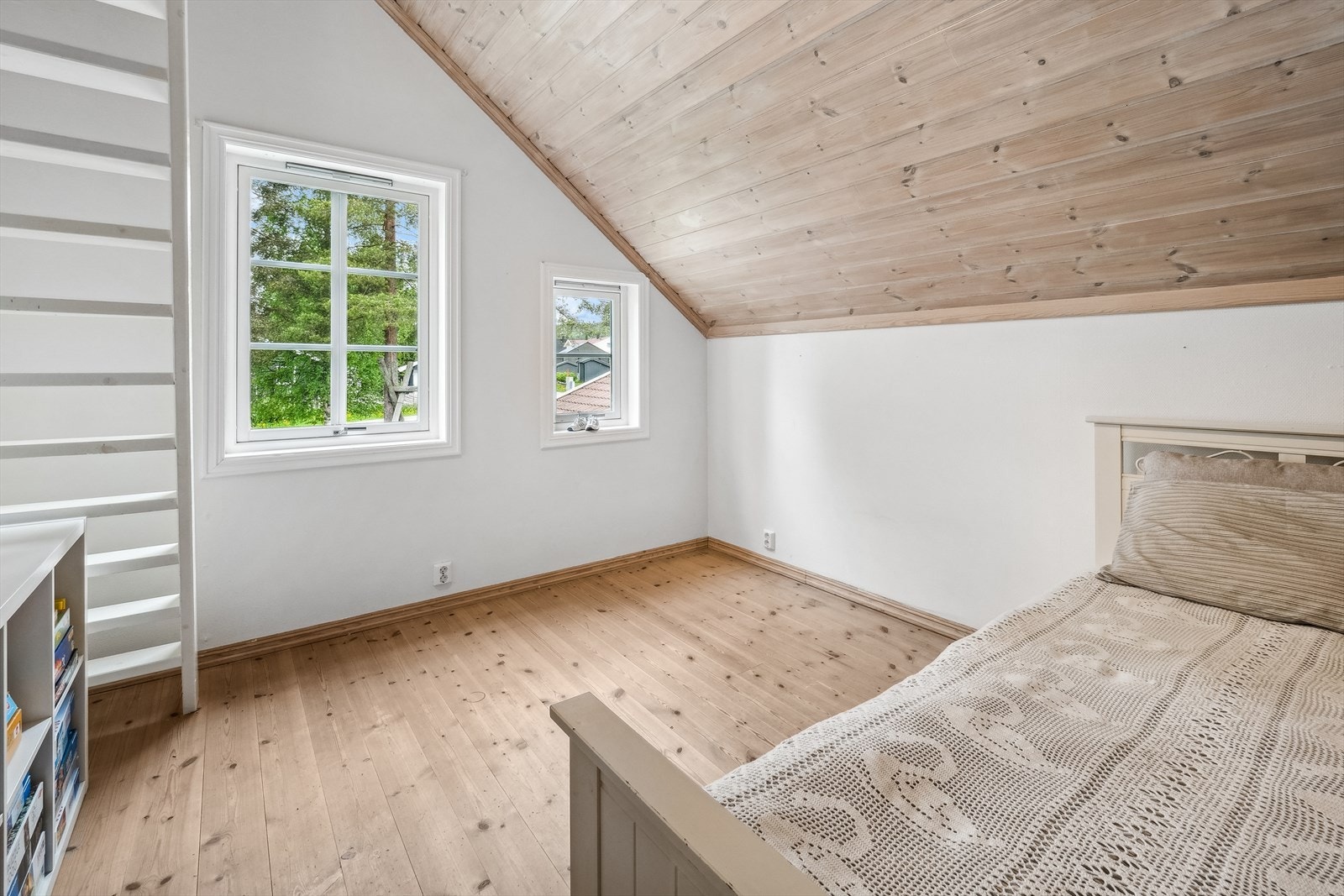 Soverom 2 ligger i andre etasje og har en hyggelig hems. Galleribilde