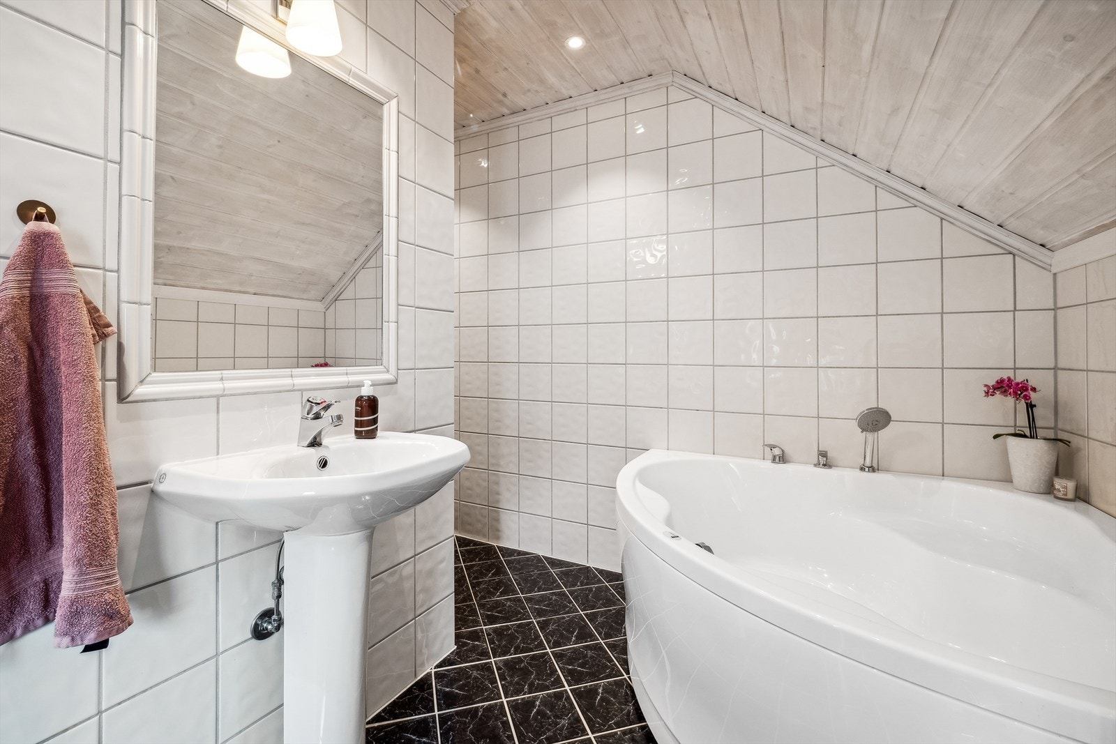 Bad: 2. etasje: Badet har inngang fra soverom 1. Badet har fliselagte overflater, og er innredet med servant, toalett, badekar og dusjnisje Galleribilde