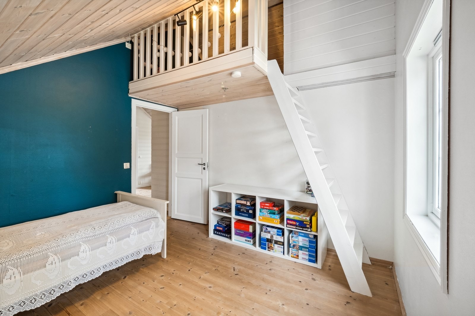 Soverom 2: Hems med gulvareal på ca. 7,8 kvm, her er takhøyden oppunder drageren ca. 1,2 m. Galleribilde