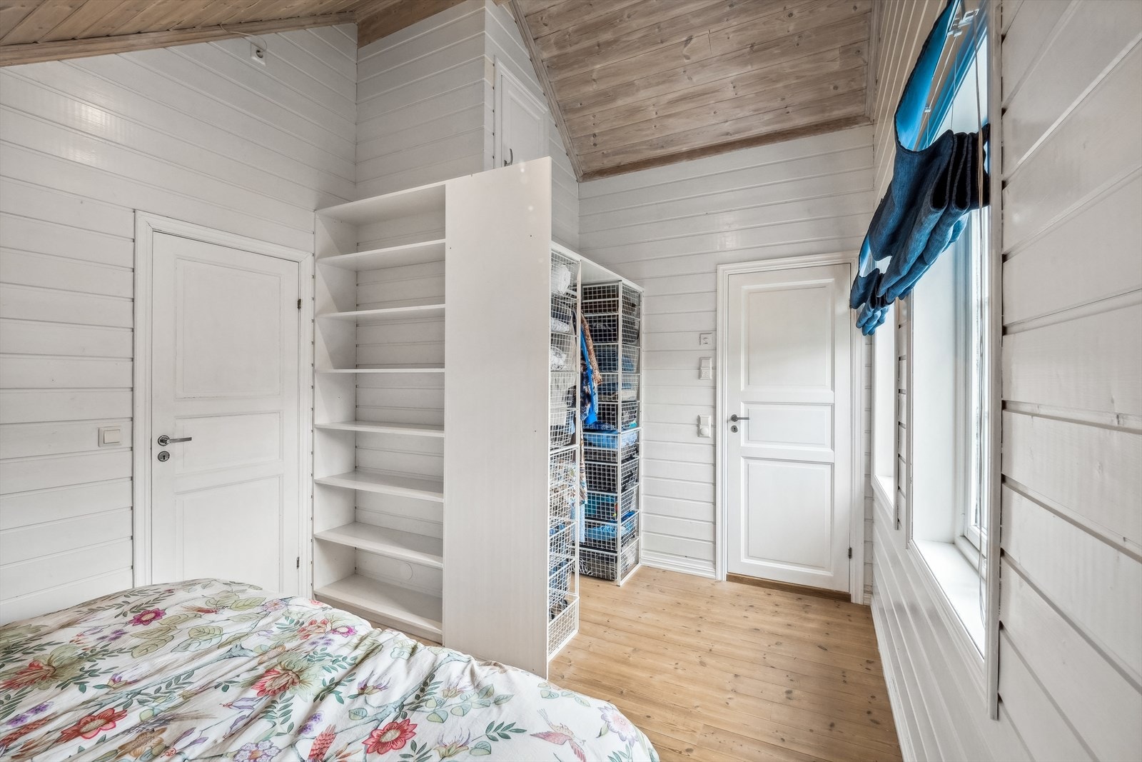 Soverom 1: God plass til dobbeltseng og det er smarte løsninger for oppbevaring av klær. Direkte adkomst til bad. Galleribilde