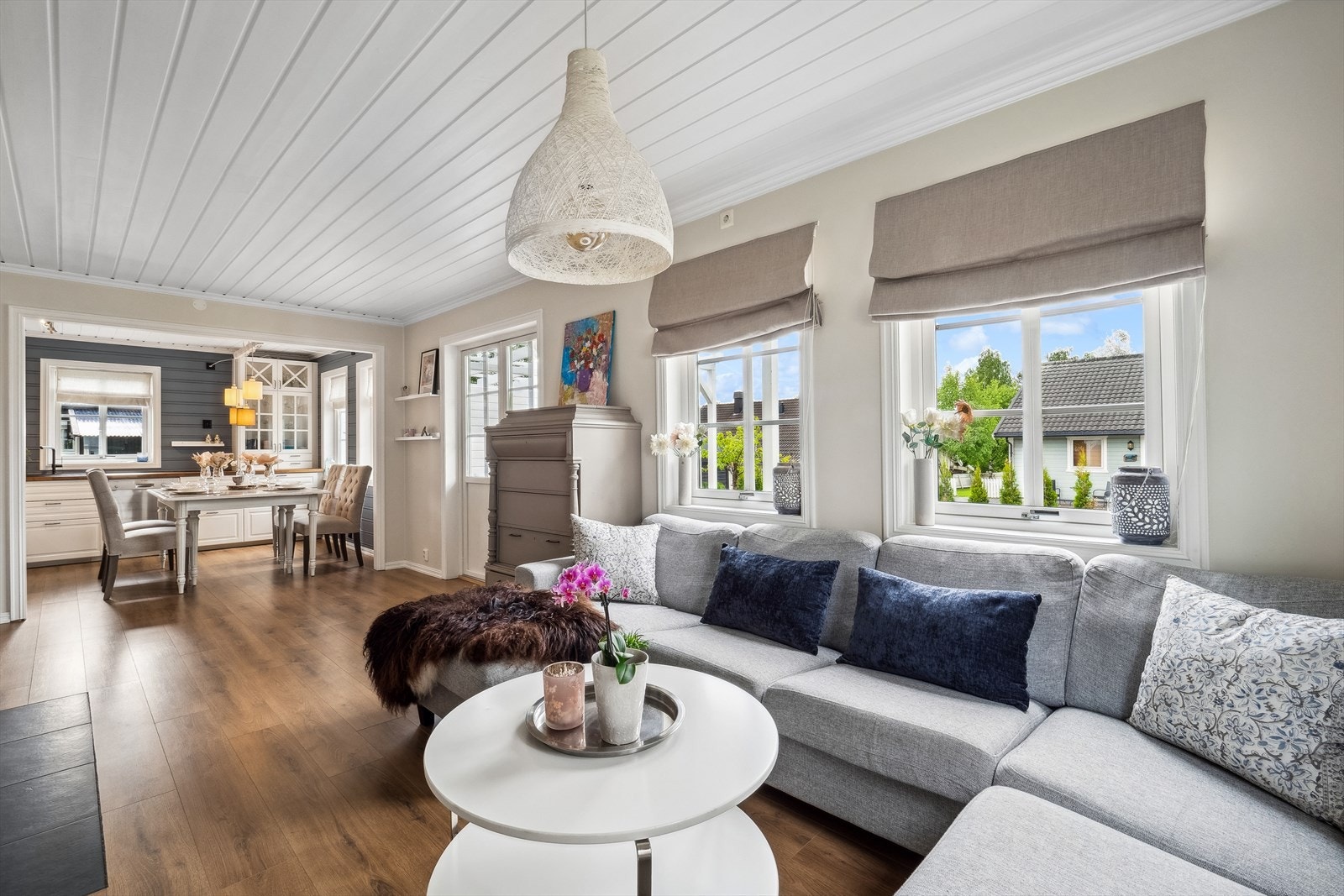 Det er flere vindusflater i stuen som slipper inn naturlig lys, og skaper en god atmosfære i rommet. Galleribilde