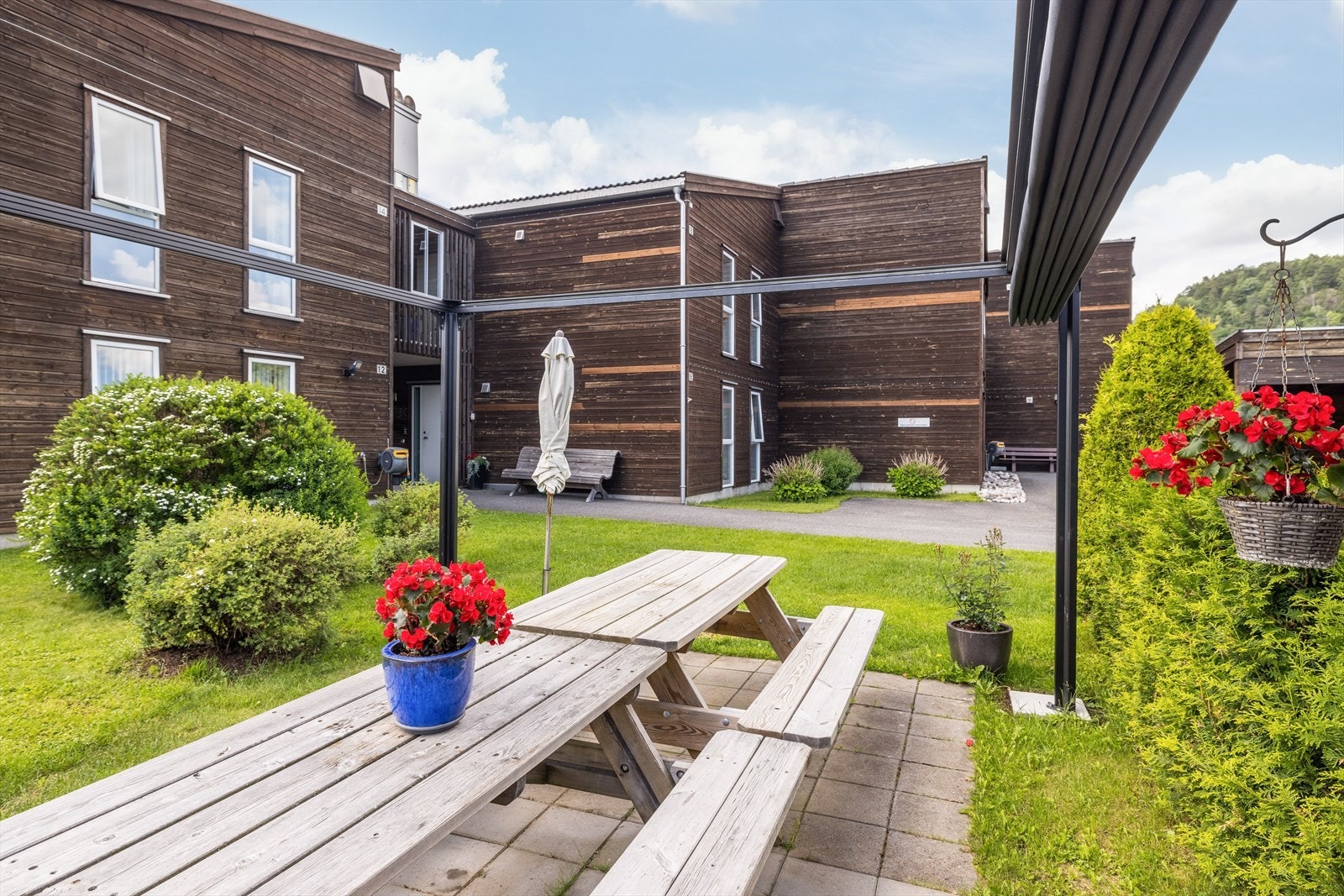 Borettslaget ligger svært solrikt og fint til i et barnevennlig og rolig boområde på Hovenga. Her er det kun ca. 2 km til Porsgrunn sentrum, en fin gangavstand til byens fasiliteter med butikker, servicetilbud, restauranter og kulturliv. Galleribilde