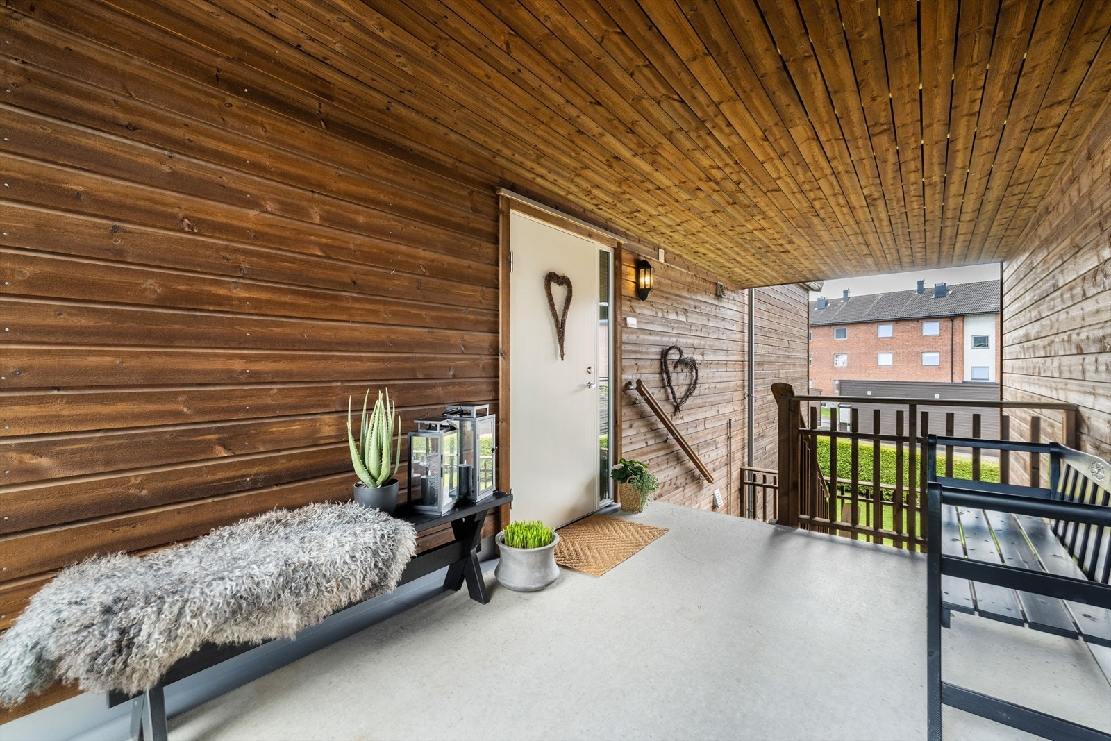 Inn til boligen er det et felles overbygget inngangsparti med trapp og støpt repo ved inngangsdøren på ca. 10,5 kvm. Dette gir et hyggelig inngangsparti hvor det er plass til noe møblement og interiør. Galleribilde