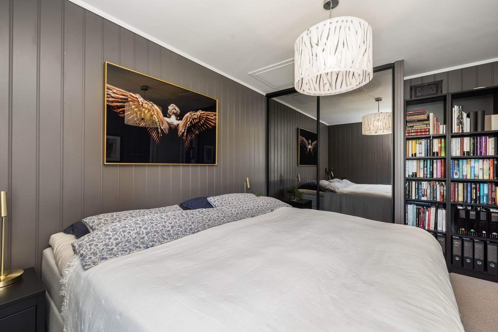 Rommet har en romslig skyvedørsgarderobe med speilfronter. Nedfellbar loftstige til kaldloft hvor eier har lagt gulv på deler av loftet for god oppbevaringsplass! Galleribilde