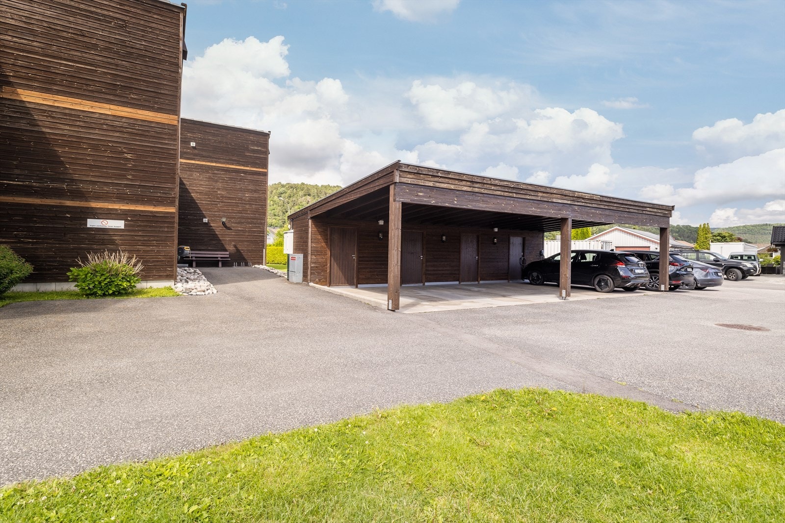 Det er lagt klart for montering av el-bil lader om ønskelig i carport. Galleribilde