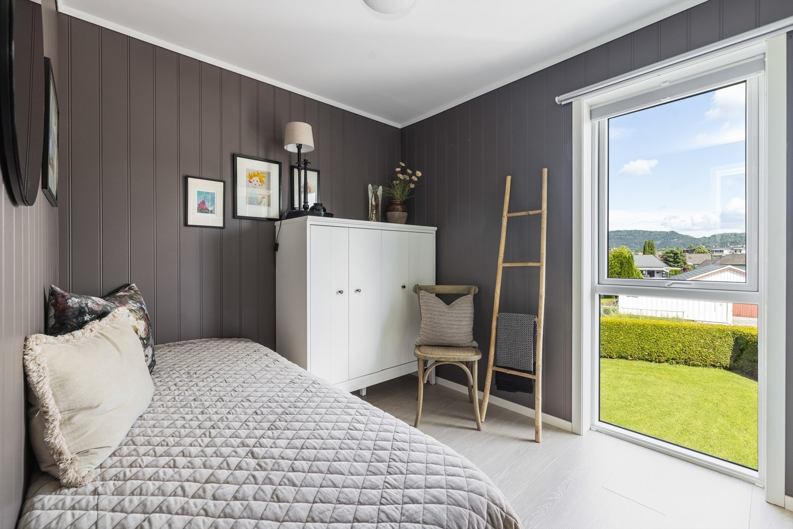 Det andre soverommet har laminat på gulv, og vegger og himling i lik utførelse som hovedsoverom. Her er det et vindu fra gulv og nesten opp til tak, som gir godt med lys inn i rommet. Galleribilde