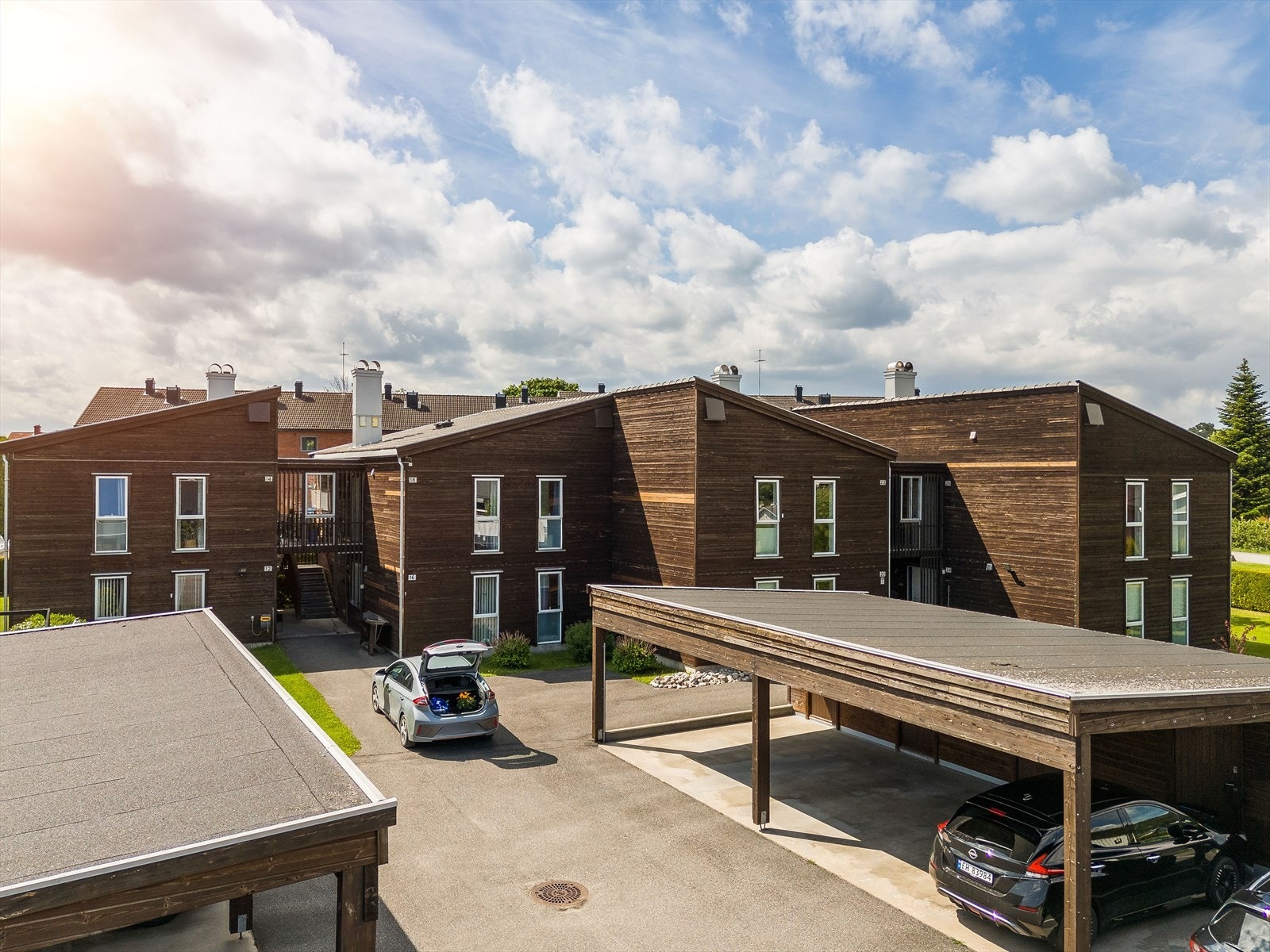 Det medfølger en egen carport på ca. 13,6 kvm i felles carportrekke hvor det også er en sportsbod på ca. 5 kvm i tilknytning til carporten. Galleribilde