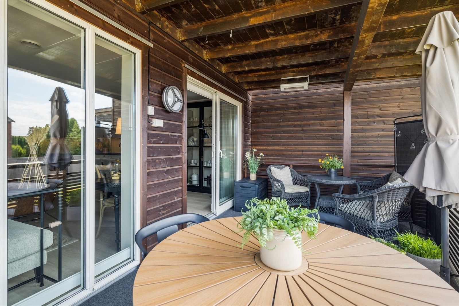 Verandaen gir gode bruksmuligheter uavhengig av vær. Varmelampe. Galleribilde