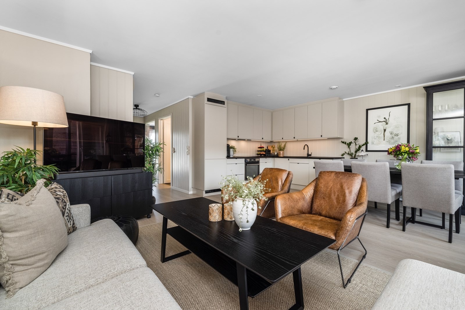 Leiligheten har fasiliteter som balansert ventilasjonsanlegg med varmegjenvinning med tilluft til oppholdsrom og avtrekk fra kjøkken og våtrom, enhet type Heru, plassert på teknisk rom. Sentralstøvsuger med ett uttak i leiligheten. Galleribilde