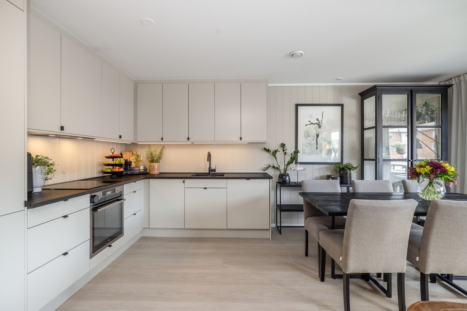 Lekkert og tidløst kjøkken med ny innredning i 2022 av type Systemkjøkken. Godt med skap- og skuffplass med glatte, moderne fronter og integrerte hvitevarer. Galleribilde