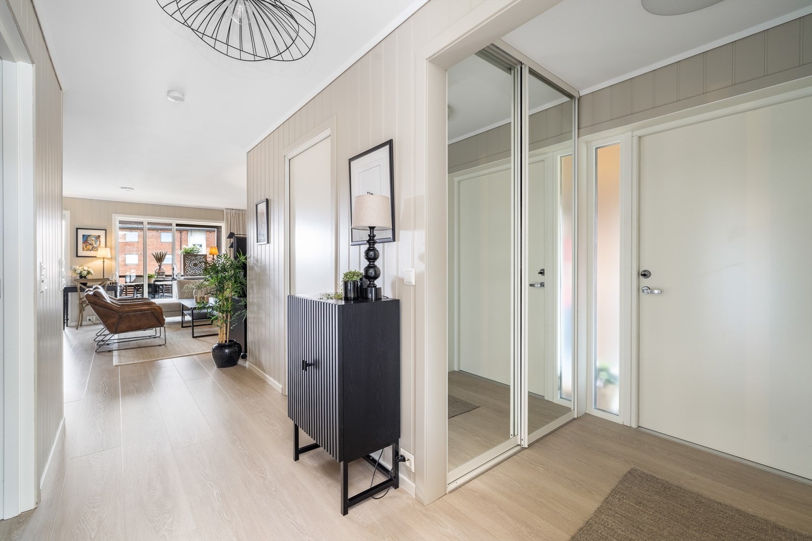 Fin entré ønsker deg velkommen inn i boligen hvor det er satt inn praktisk skyvedørsgarderobe i 2015 med speilfronter. Galleribilde