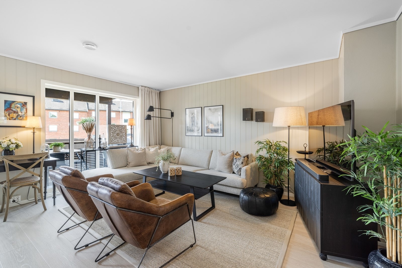 Planløsningen er meget lettstelt og praktisk med romslige rom. og store vindusflater. Galleribilde