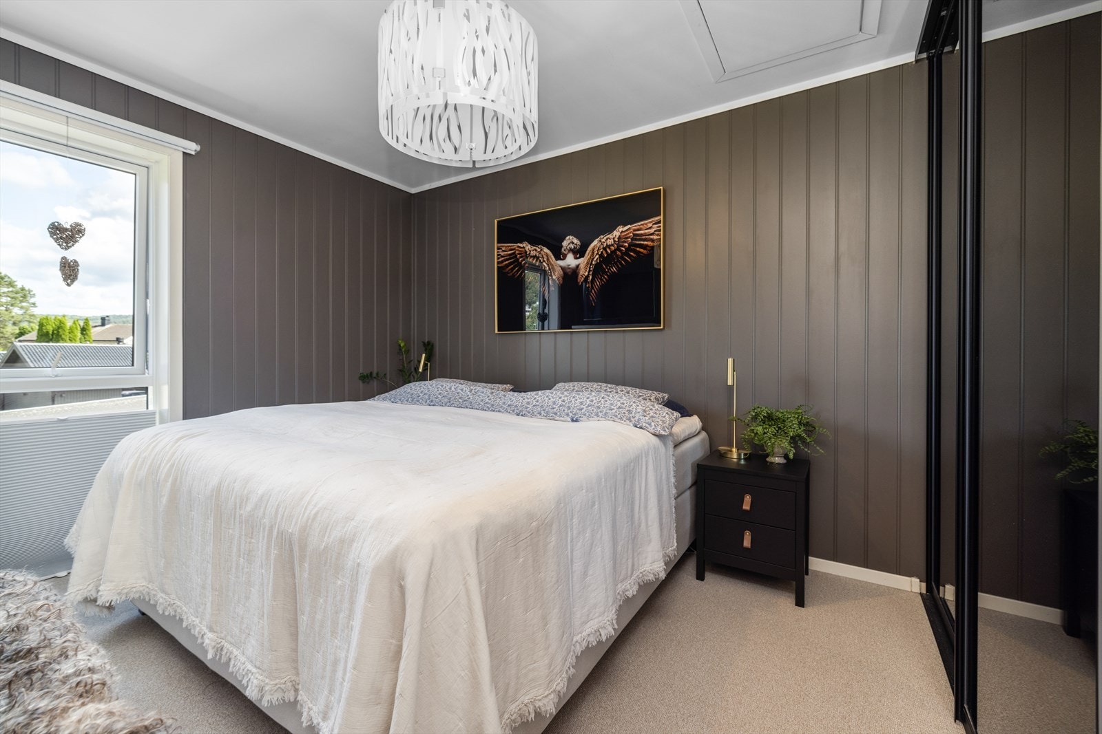 Boligen har to svale og behagelige soverom i god størrelse.
Hovedsoverom har fått nytt vegg til vegg teppe på gulv i 2022/23 som gir en lun følelse, vegger er malt i en dyp, grønn farge. Galleribilde