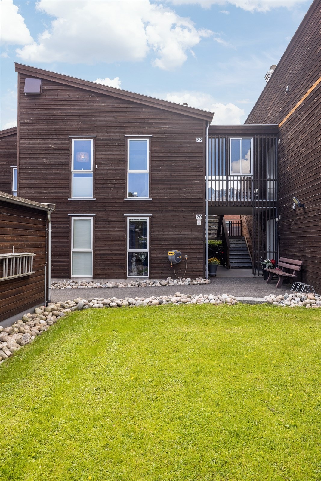 Det er asfalterte internveier og gårdsplass hvor det stedvis er lagt pen stein langs med kanter. Galleribilde