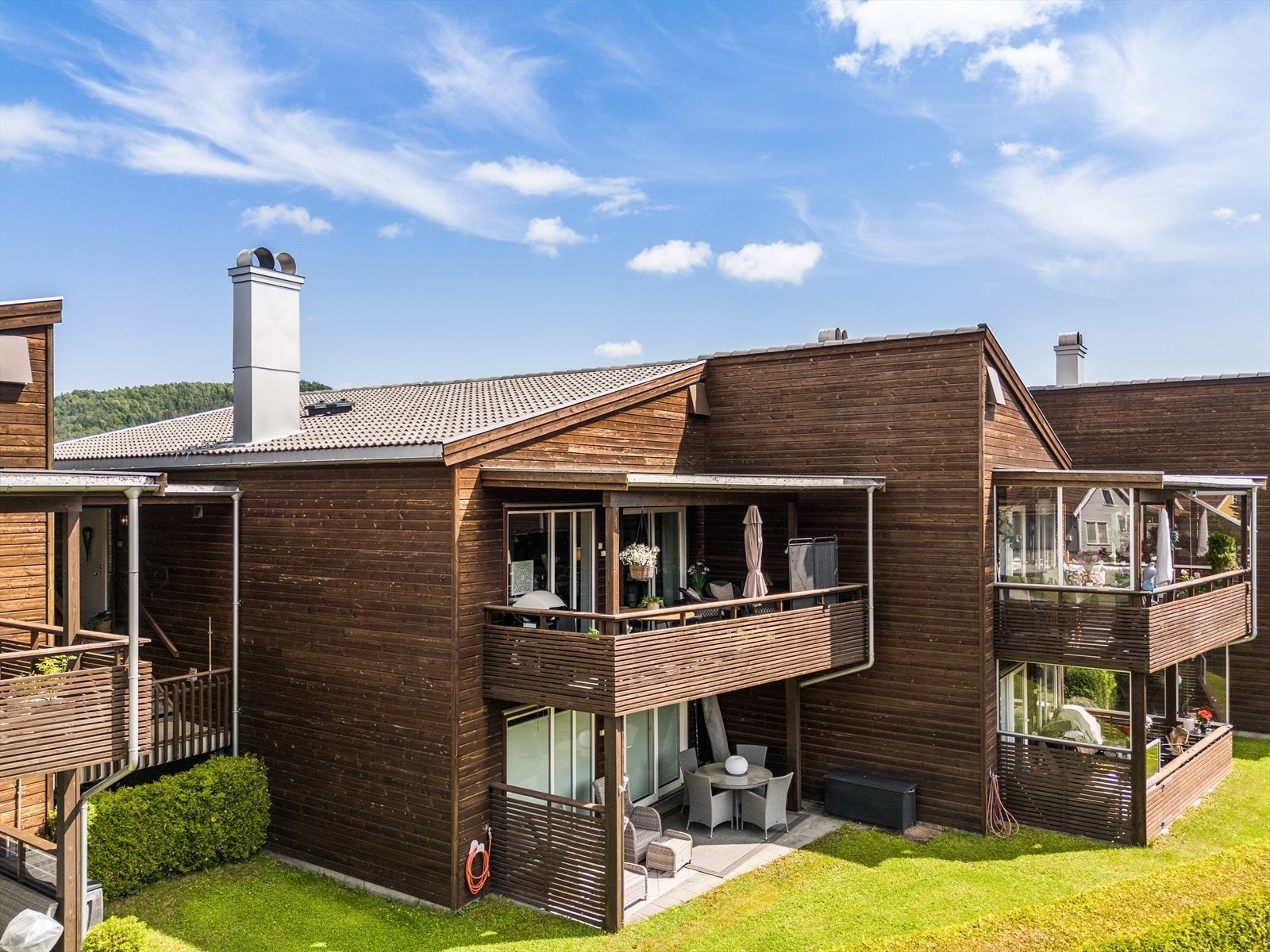 Tomten er flott opparbeidet og godt vedlikeholdt med fine grøntarealer med plen, trær og prydbusker samt innrammet med fin hekk mot vegarealer. Galleribilde